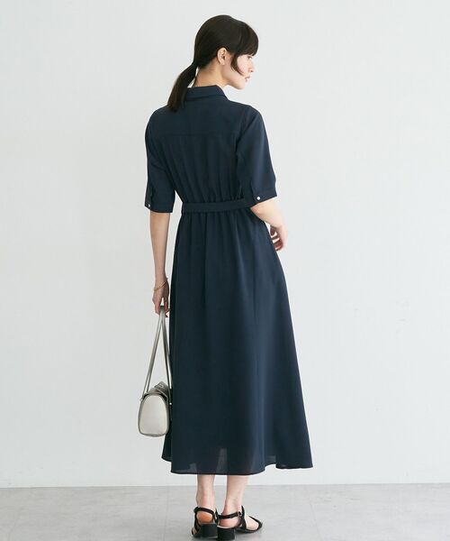 YECCA VECCA（イェッカヴェッカ）の「【接触冷感】ベルト付きシャツワンピース（シャツワンピース・レディース・ライトベージュ/サックスブルー/ネイビー・FREE）」の7枚目の写真