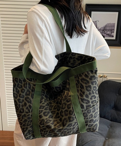 DAY CLOSET(デイ クローゼット)の「【軽量/A4収納可/マチ付き/2WAY】迷彩×レオパード柄 キャンバス ショルダー トート バッグ(トートバッグ・レディース・オリーブ/カーキ・ONE SIZE)」の4枚目の写真