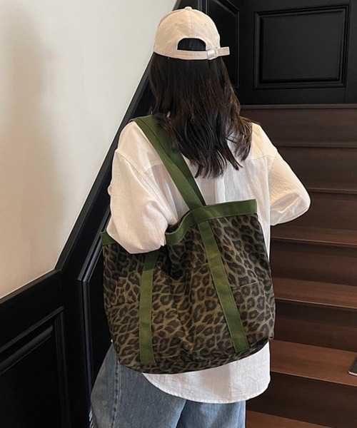 DAY CLOSET(デイ クローゼット)の「【軽量/A4収納可/マチ付き/2WAY】迷彩×レオパード柄 キャンバス ショルダー トート バッグ(トートバッグ・レディース・オリーブ/カーキ・ONE SIZE)」の6枚目の写真