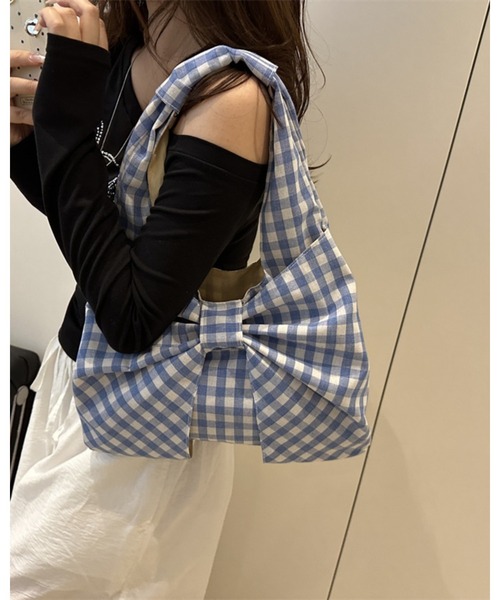 CHEER(チアー)の「ギンガムチェックレトロリボンモチーフ軽量ショルダーバッグ(ショルダーバッグ・レディース・ブルー/ブラック/レッド・FREE)」の1枚目の写真
