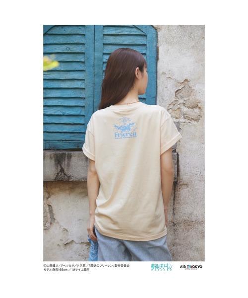 AIR TWOKYO（エアトゥーキョー）の「TVアニメ『葬送のフリーレン』 第1弾 シーンイラストTシャツ 2（蒼月草）（Tシャツ/カットソー・レディース・ナチュラル・SMALL/X-LARGE/LARGE/MEDIUM/XX-LARGE）」の2枚目の写真