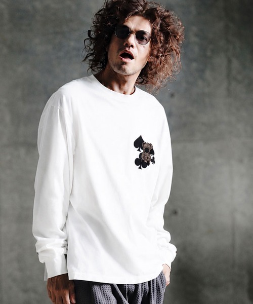 GLIMCLAP(グリムクラップ)の「mlt5760-Embroidered Long Sleeve T-shirt - Character & Playing Card Motifs ロングスリーブTシャツ(211-024-gla-cg)(Tシャツ/カットソー・メンズ・ホワイト/ブラック・M/S/L)」の2枚目の写真