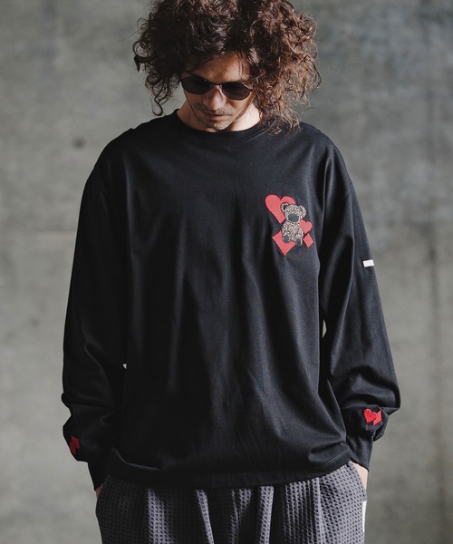 GLIMCLAP(グリムクラップ)の「mlt5760-Embroidered Long Sleeve T-shirt - Character & Playing Card Motifs ロングスリーブTシャツ(211-024-gla-cg)(Tシャツ/カットソー・メンズ・ホワイト/ブラック・M/S/L)」の1枚目の写真