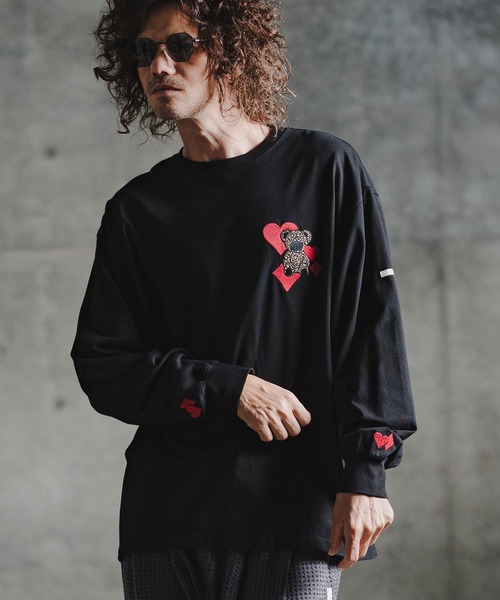 GLIMCLAP(グリムクラップ)の「mlt5760-Embroidered Long Sleeve T-shirt - Character & Playing Card Motifs ロングスリーブTシャツ(211-024-gla-cg)(Tシャツ/カットソー・メンズ・ホワイト/ブラック・M/S/L)」の3枚目の写真