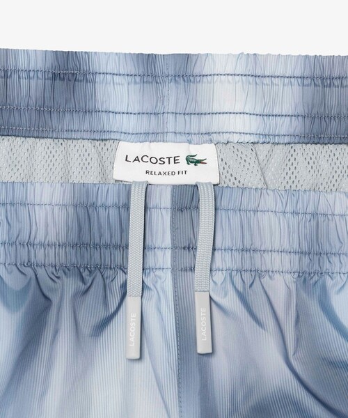 LACOSTE（ラコステ）の「オンブレ調グラデーショングラフィックプリントタフタショーツ（その他パンツ・メンズ・ライトブルー・2）」の8枚目の写真