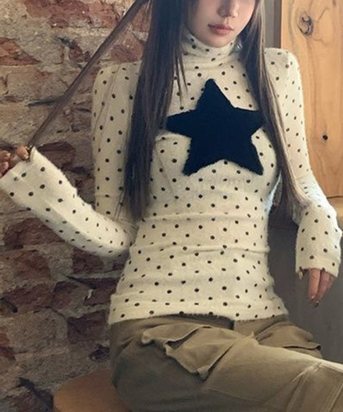 AsheKsha(アシクシャ)の「水玉星柄ハイネックフィット長袖トップス(Tシャツ/カットソー・レディース・ホワイト・M)」の6枚目の写真