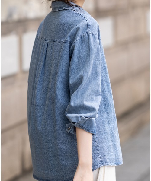 witch(ウイッチ)の「レース切り替えデザインのデニムシャツ(シャツ/ブラウス・レディース・ブルー・M/L)」の8枚目の写真