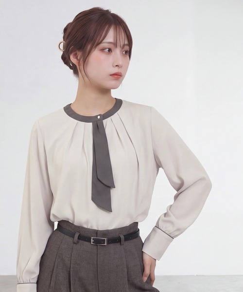 TRUDEA(トルディア)の「配色タイ釦あきブラウス(長袖/オフィス/セレモニー)(ビジネスシャツ・レディース・ホワイト/グレイッシュベージュ・LARGE/MEDIUM)」の1枚目の写真