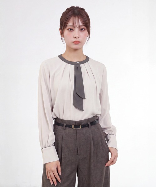 TRUDEA(トルディア)の「配色タイ釦あきブラウス(長袖/オフィス/セレモニー)(ビジネスシャツ・レディース・ホワイト/グレイッシュベージュ・LARGE/MEDIUM)」の4枚目の写真