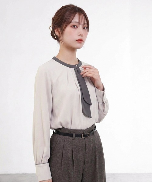 TRUDEA(トルディア)の「配色タイ釦あきブラウス(長袖/オフィス/セレモニー)(ビジネスシャツ・レディース・ホワイト/グレイッシュベージュ・LARGE/MEDIUM)」の5枚目の写真
