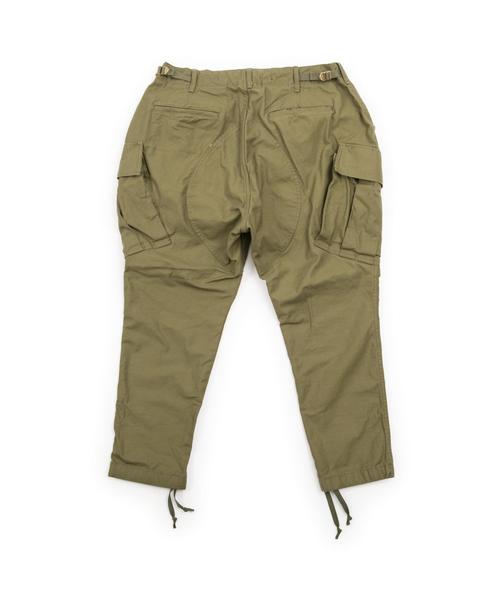 UNITED ARROWS & SONS（ユナイテッドアローズアンドサンズ）の「UNITED ARROWS & SONS（ユナイテッドアローズ＆サンズ）SKNY FIELD TROUSERS（カーゴパンツ・メンズ・ダークグリーン・LARGE/X-LARGE/MEDIUM/SMALL）」の2枚目の写真