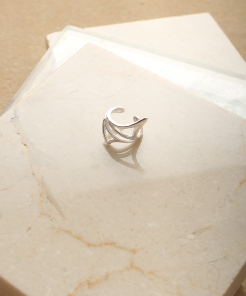 Burner（バーナー）の「【blatto 925silver】シルバー925　多デザイン　イヤーカフ　片耳用（イヤーカフ・レディース・A/B/C/D/E/F/G/H/I/J/K/L/M/N/O/P/Q/R/S/T/U/V/W/X/Y/Z/その他・FREE）」の4枚目の写真