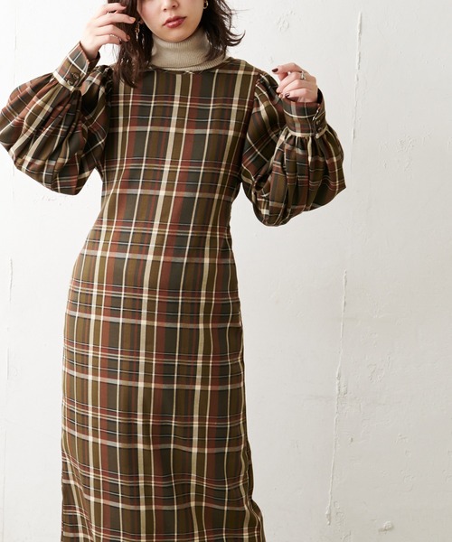 natural couture(ナチュラルクチュール)の「【WEB限定カラー有り】バックリボンボリュームロングスリーブワンピース(ワンピース・レディース・ブラック/ベージュ/モカ/その他1/その他2・FREE)」の4枚目の写真