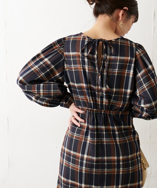 natural couture(ナチュラルクチュール)の「【WEB限定カラー有り】バックリボンボリュームロングスリーブワンピース(ワンピース・レディース・ブラック/ベージュ/モカ/その他1/その他2・FREE)」の5枚目の写真