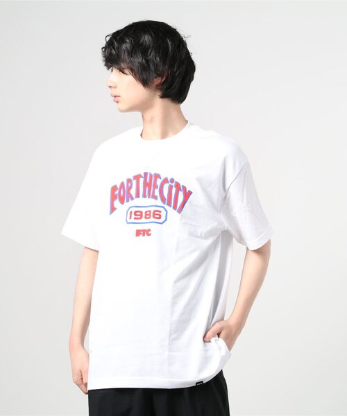 FTC（エフティーシー）の「COLLEGE SKETCH（Tシャツ/カットソー・メンズ・ホワイト/ブラック/ゴールド・MEDIUM/LARGE/X-LARGE/SMALL）」の5枚目の写真