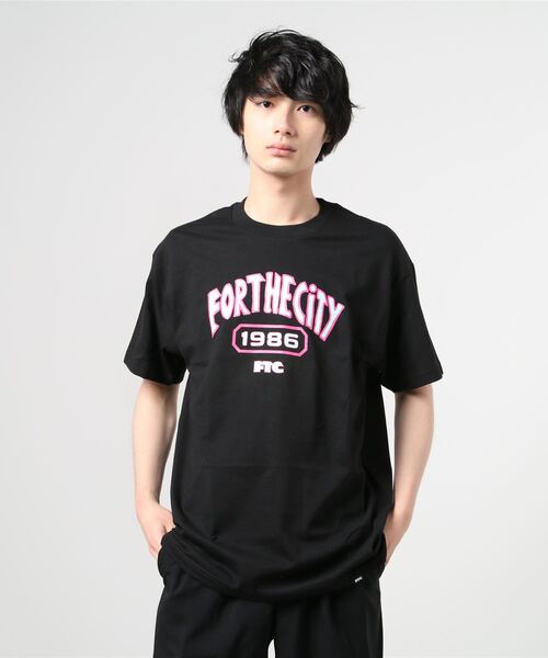FTC（エフティーシー）の「COLLEGE SKETCH（Tシャツ/カットソー・メンズ・ホワイト/ブラック/ゴールド・MEDIUM/LARGE/X-LARGE/SMALL）」の4枚目の写真
