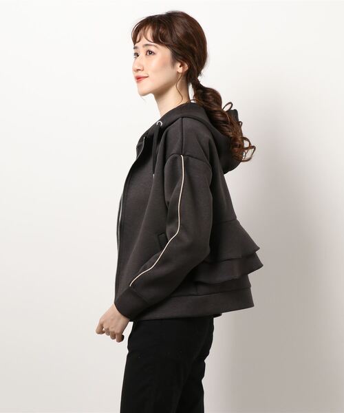 INTERPLANET（インタープラネット）の「ボンディングＢＡＣＫフリルパーカー（パーカー・レディース・ベージュ/グレイッシュベージュ/チャコールグレー・FREE）」の5枚目の写真