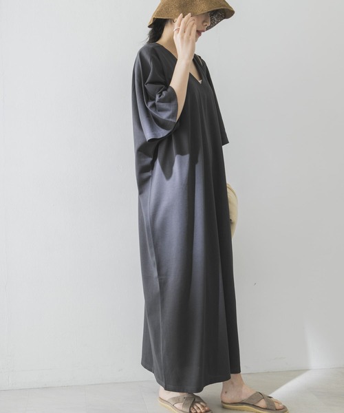 Goodwear(Since1983)（グッドウェア）の「Goodwear　LOOSE FIT MAXI ONE-PIECE（ワンピース・レディース・ボルドー/ベージュ系その他/チャコールグレー・-）」の2枚目の写真