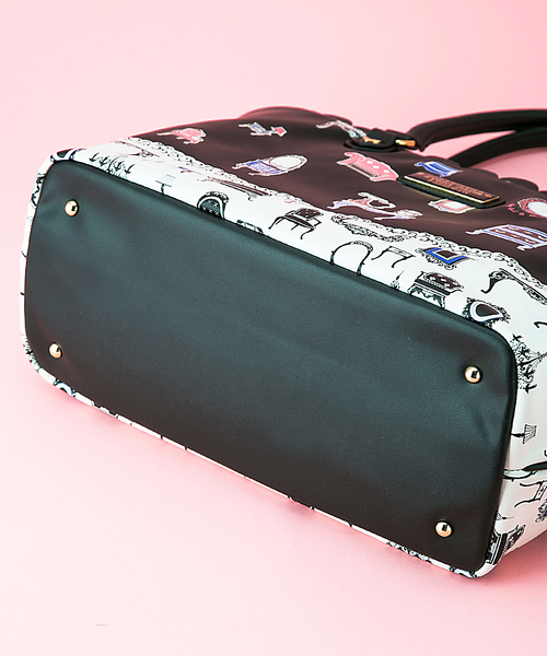 DOLLY GIRL BY ANNA SUI（ドーリーガール バイ アナ スイ）の「ドーリーハウスプリント トートバッグ（トートバッグ・レディース・ブラック系9/ワイン系9・F）」の4枚目の写真