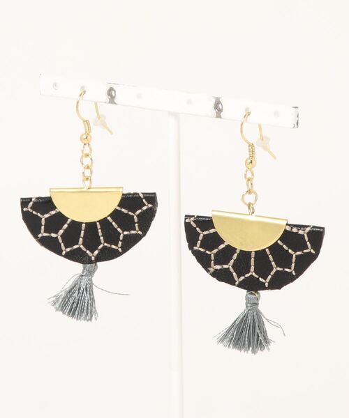 チャイハネ（チャイハネ）の「【チャイハネ】プフ刺繍ピアス（ピアス（両耳用）・レディース・ブラック/ナチュラル・FREE）」の2枚目の写真