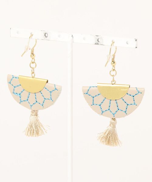 チャイハネ（チャイハネ）の「【チャイハネ】プフ刺繍ピアス（ピアス（両耳用）・レディース・ブラック/ナチュラル・FREE）」の4枚目の写真