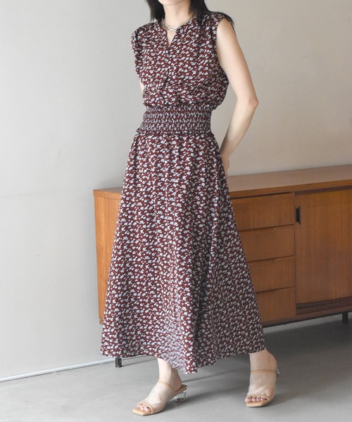 w closet（ダブルクローゼット）の「小花柄ノースリワンピース（ワンピース・レディース・ブラック×ホワイト/ブルーパープル/ホワイト×ブルー/ホワイト×ブラック・FREE）」の4枚目の写真