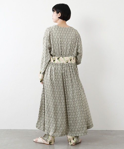 JOURNAL STANDARD（ジャーナルスタンダード）の「【Ayumi.HｘJOURNALSTANDARD】ドッキングプリントガウン◆（ワンピース・レディース・グリーン・FREE）」の4枚目の写真