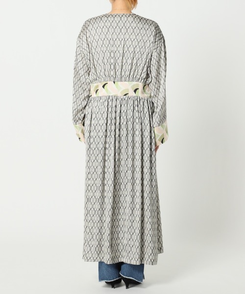 JOURNAL STANDARD（ジャーナルスタンダード）の「【Ayumi.HｘJOURNALSTANDARD】ドッキングプリントガウン◆（ワンピース・レディース・グリーン・FREE）」の2枚目の写真