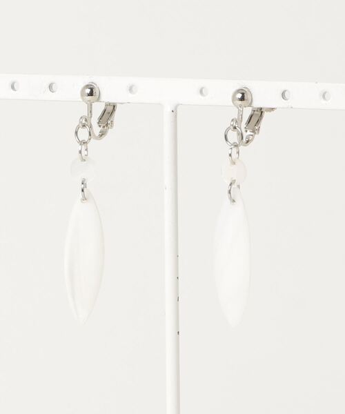 COMMON WARE（コモンウェアー）の「PZM:Shell 揺れる シェル イヤリング（イヤリング・レディース・F/G・FREE）」の2枚目の写真