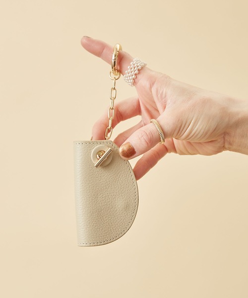 HASHIBAMI（ハシバミ）の「【HASHIBAMI】マンテル キーケース（キーケース/キーアクセサリー・レディース・シルバー/マジェンタ/グレイッシュベージュ/ブラック/モスグリーン/グレイッシュブルー/イエロー/ライトグレー/ライラック/カーキ/ブルーパープル/ブロンズ/オレンジ/ナチュラル/レッド/ボルドー/ネイビー/ライトグリーン/ライトピンク/マルチ/ターコイズブルー/ペールイエロー/ブラウン/レモンイエロー/サンドベージュ/ベビーピンク/チェリーピンク/アクア/ライトイエロー/ライトグリーン系/ふじ色系/ライトオレンジ系/ローズ系/チャコールグレー/ゴールド・FREE）」の7枚目の写真