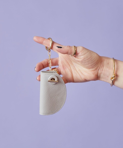 HASHIBAMI（ハシバミ）の「【HASHIBAMI】マンテル キーケース（キーケース/キーアクセサリー・レディース・シルバー/マジェンタ/グレイッシュベージュ/ブラック/モスグリーン/グレイッシュブルー/イエロー/ライトグレー/ライラック/カーキ/ブルーパープル/ブロンズ/オレンジ/ナチュラル/レッド/ボルドー/ネイビー/ライトグリーン/ライトピンク/マルチ/ターコイズブルー/ペールイエロー/ブラウン/レモンイエロー/サンドベージュ/ベビーピンク/チェリーピンク/アクア/ライトイエロー/ライトグリーン系/ふじ色系/ライトオレンジ系/ローズ系/チャコールグレー/ゴールド・FREE）」の4枚目の写真