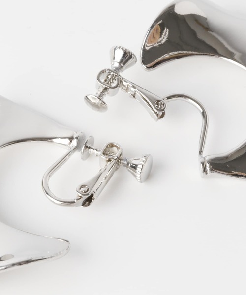 KBF+（ケービーエフプラス）の「KBF+　ウェービープレートイヤリング∴∴（イヤリング・レディース・シルバー/ゴールド・ONE）」の3枚目の写真