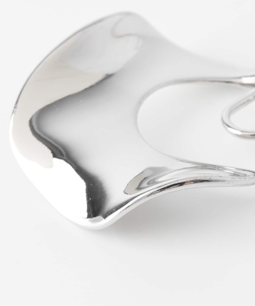 KBF+（ケービーエフプラス）の「KBF+　ウェービープレートイヤリング∴∴（イヤリング・レディース・シルバー/ゴールド・ONE）」の6枚目の写真