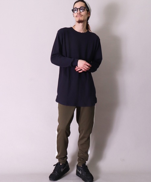 BAYBLO(ベイブロ)の「(BG)【ユニセックス】ワッフル ロング レイヤード 長袖 Tシャツ(Tシャツ/カットソー・メンズ・ブラック/ダークグリーン/ダークブラウン/ネイビー/オフホワイト/ダークグレー/サンドベージュ/杢グレー/グレイッシュベージュ・MEDIUM/LARGE/X-LARGE)」の22枚目の写真