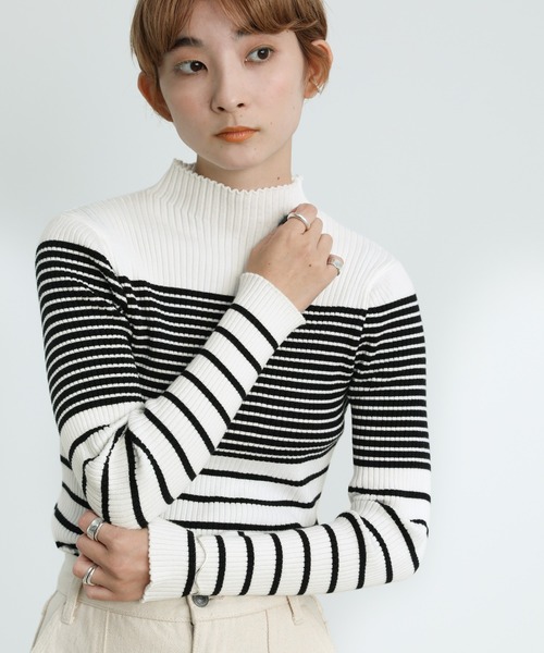 select MOCA(セレクトモカ)の「2021 AW プチハイネックランダムボーダーニット(ニット/セーター・レディース・ホワイト/ブラック/ライトベージュ・FREE)」の1枚目の写真