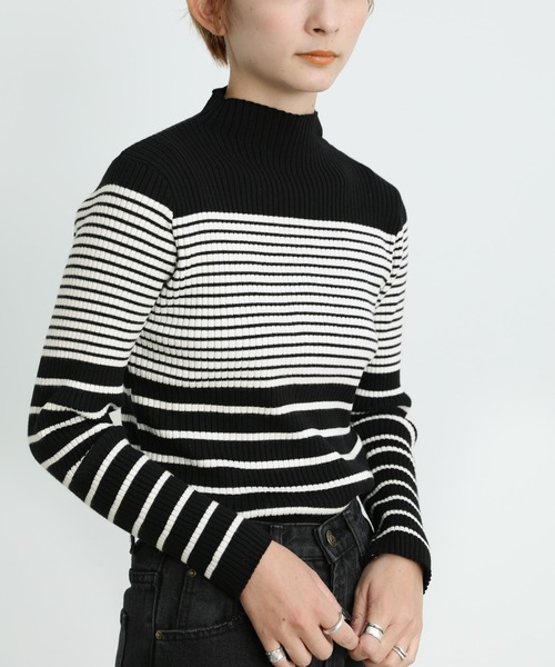 select MOCA(セレクトモカ)の「2021 AW プチハイネックランダムボーダーニット(ニット/セーター・レディース・ホワイト/ブラック/ライトベージュ・FREE)」の2枚目の写真