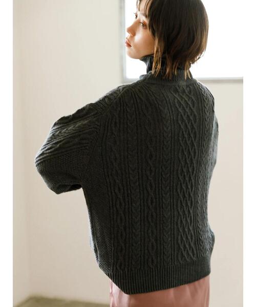 koe（コエ）の「リサイクルポリエステル タートルネックケーブルニット＊（ニット/セーター・レディース・アイボリー/レッド/グリーン/ブルー/ライトグレー/チャコールグレー・S/M/L）」の9枚目の写真