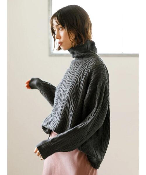 koe（コエ）の「リサイクルポリエステル タートルネックケーブルニット＊（ニット/セーター・レディース・アイボリー/レッド/グリーン/ブルー/ライトグレー/チャコールグレー・S/M/L）」の22枚目の写真