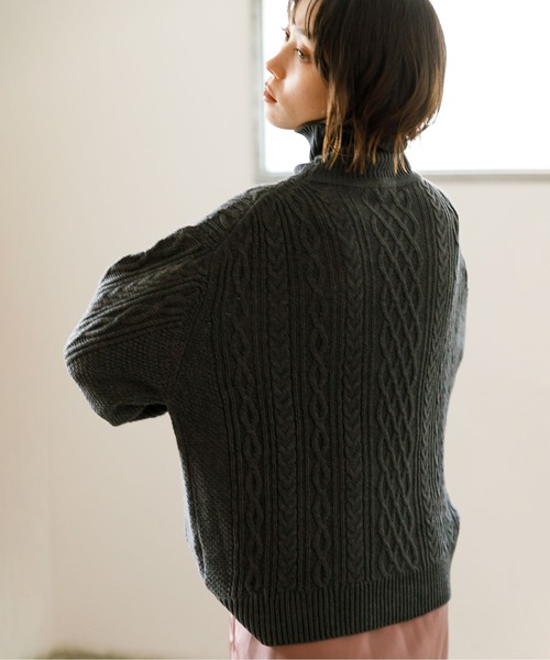 koe（コエ）の「リサイクルポリエステル タートルネックケーブルニット＊（ニット/セーター・レディース・アイボリー/レッド/グリーン/ブルー/ライトグレー/チャコールグレー・S/M/L）」の3枚目の写真