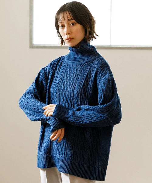 koe（コエ）の「リサイクルポリエステル タートルネックケーブルニット＊（ニット/セーター・レディース・アイボリー/レッド/グリーン/ブルー/ライトグレー/チャコールグレー・S/M/L）」の6枚目の写真