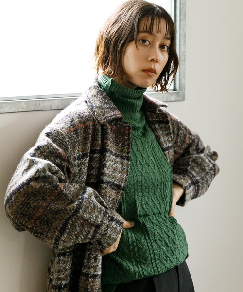 koe（コエ）の「リサイクルポリエステル タートルネックケーブルニット＊（ニット/セーター・レディース・アイボリー/レッド/グリーン/ブルー/ライトグレー/チャコールグレー・S/M/L）」の5枚目の写真