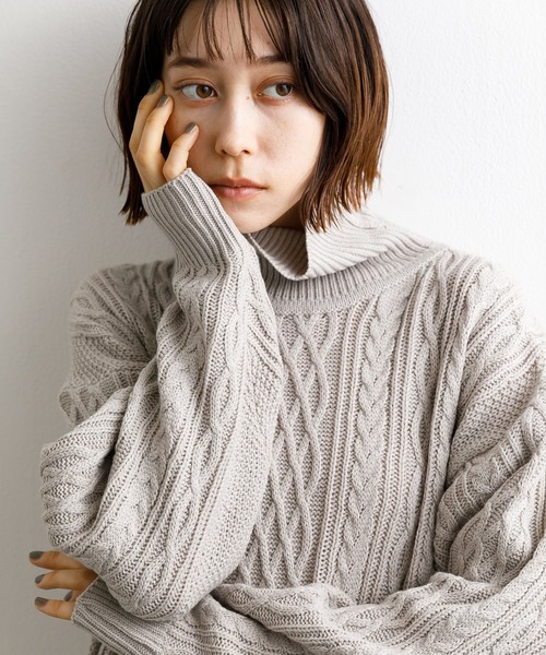 koe（コエ）の「リサイクルポリエステル タートルネックケーブルニット＊（ニット/セーター・レディース・アイボリー/レッド/グリーン/ブルー/ライトグレー/チャコールグレー・S/M/L）」の4枚目の写真