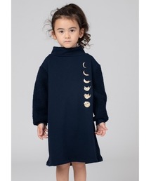 Design Tshirts Store graniph（デザイン　ティーシャツ　ストア　グラニフ）の「ムーンキャットフェイズ(ヘンスヴェリム)｜コラボキッズタートルネックスウェットワンピース（ワンピース・キッズ）」