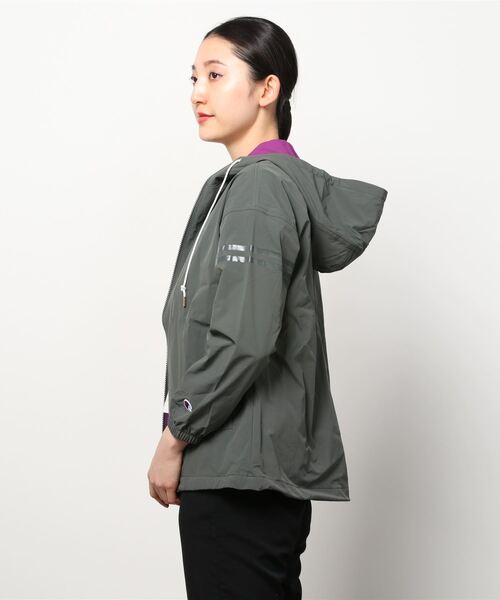 Champion(チャンピオン)の「チャンピオン ZIP HOODED JACKET_(ナイロンジャケット・レディース・ダークグリーン/ベージュ・L/M)」の3枚目の写真