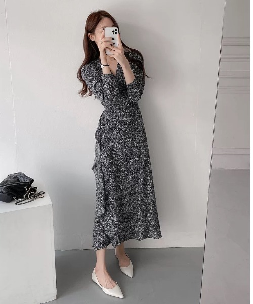 Wefst（ウェスト）の「【Wefst】小花柄マーメイドワンピース（ワンピース・レディース・ベージュ/ブラック/ホワイト・FREE）」の2枚目の写真