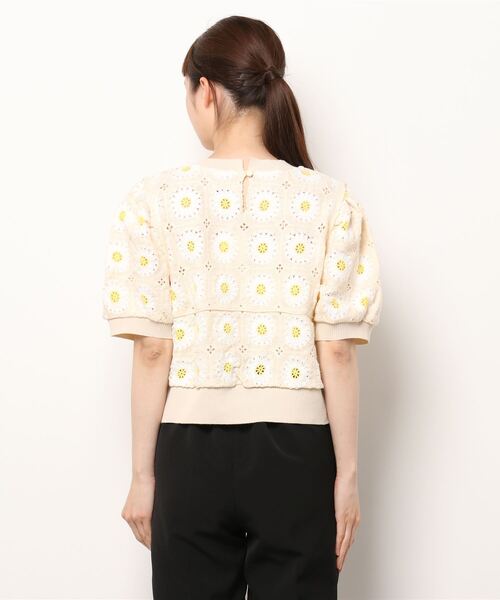 Hamble by Par Avion（ハンブルバイパラビオン）の「フラワートップス（ニット/セーター・レディース・アイボリー/ブルー・ONESIZE）」の4枚目の写真