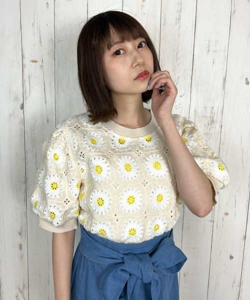 Hamble by Par Avion（ハンブルバイパラビオン）の「フラワートップス（ニット/セーター・レディース・アイボリー/ブルー・ONESIZE）」の2枚目の写真