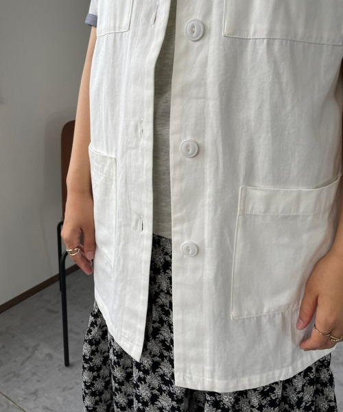 JUGLANS(ユグランス)の「☆ 旬なレイヤードスタイルが叶う。ミリタリーチュニックベスト T1345(ベスト・レディース・スミクロ/ホワイト・FREE)」の9枚目の写真