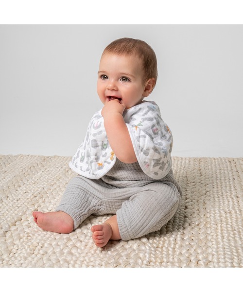 aden + anais essentials(エイデンアンドアネイエッセンシャルズ)の「モスリンバーピービブ1枚入り アルファベットアニマルズ EBBC10023 alphabet animals - animals burpy bib(スタイ/よだれかけ・キッズ・ホワイト×グレー・FREE)」の4枚目の写真