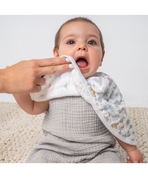 aden + anais essentials(エイデンアンドアネイエッセンシャルズ)の「モスリンバーピービブ1枚入り アルファベットアニマルズ EBBC10023 alphabet animals - animals burpy bib(スタイ/よだれかけ・キッズ・ホワイト×グレー・FREE)」の8枚目の写真